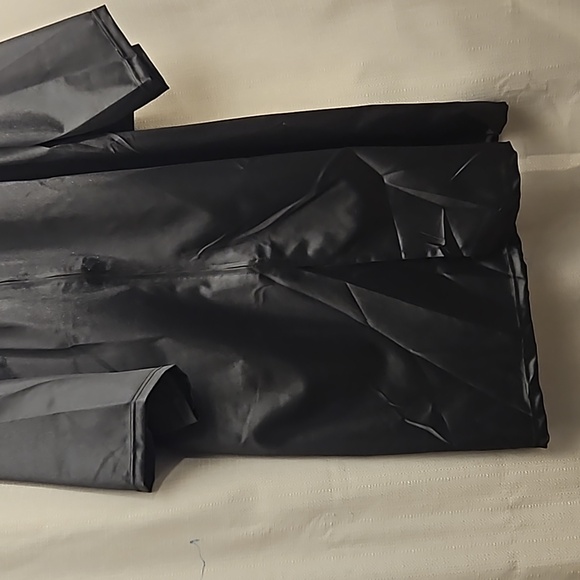 Oak Hall Horizon | 5'3" to 5'5" Black Zip Up Graduation Gown - Picture 5 of 5